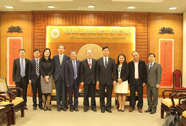 The delegation took photo together