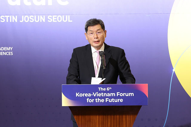 Mr. Kim Ki Hwan, Chairman of KF, spoke at the opening of the Forum