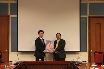 Assoc. Prof. Dr. Dang Nguyen Anh gave souvenir<br> to Mr. Suh Chung-ha