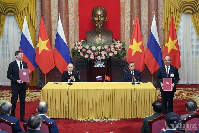 Handing over the scientific exchange cooperation agreement document between VASS and RANEPA under the witness of President To Lam and President Vladimir Putin