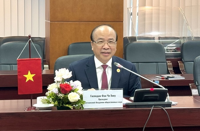 Chairman Phan Chi Hieu at the working session