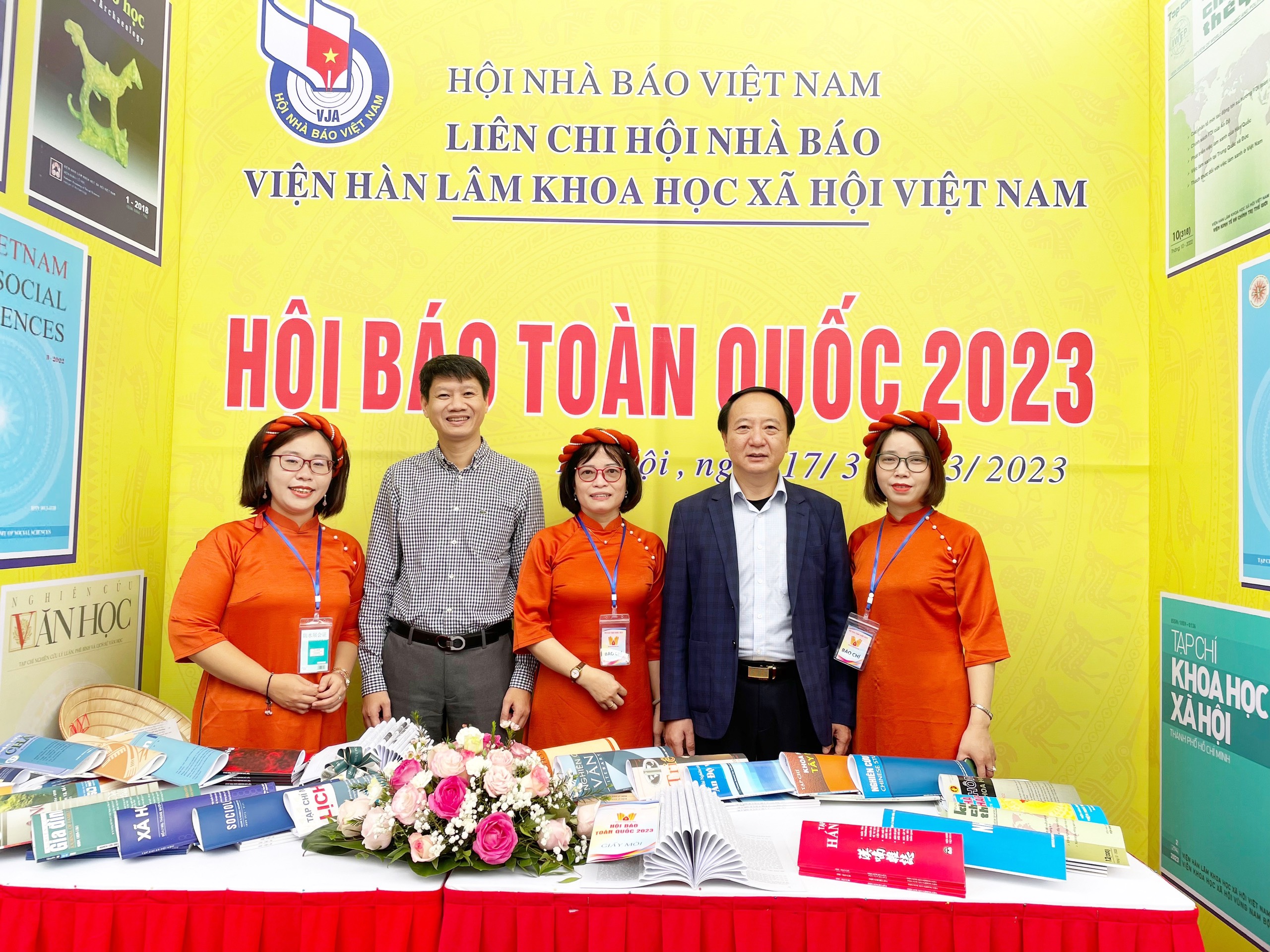 Buổi Khai mạc tại gian trung bày các tạp chí  của Viện Hàn lâm Khoa học xã hội Việt Nam