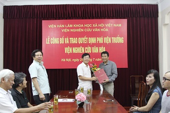 Chủ tịch Viện Hàn lâm - GS.TS. Nguyễn Quang Thuấn trao<br> Quyết định và tặng hoa cho T.S. Hoàng Cầm