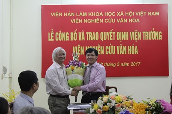 GS.TS. Nguyễn Quang Thuấn tặng hoa tri ân <br>GS.TS. Lê Hồng Lý, nguyên Viện trưởng - <br> Viện Nghiên cứu Văn hóa