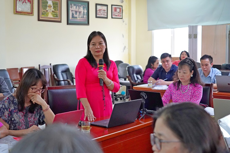 TS. Phạm Thị Tính, Trưởng phòng Phòng Nghiên cứu Quyền con người- An ninh con người, Viện Nghiên cứu Con người trình bày báo cáo tại Hội thảo