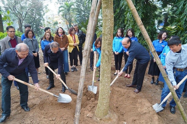 Chủ tịch Phan Chí Hiếu cùng Lãnh đạo các ban chức năng, tổ chức chính trị- xã hội và Đoàn Thanh niên thực hiện trồng cây ngay tại trụ sở số 1 Liễu Giai, Ba Đình, Hà Nội