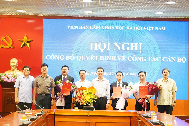 Ban Lãnh đạo Học viện Khoa học xã hội chụp ảnh lưu niệm với Lãnh đạo Viện Hàn lâm