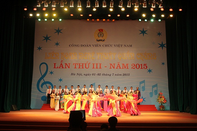 <br>Tốp ca nam nữ cùng tốp múa giành Huy chương bạc
