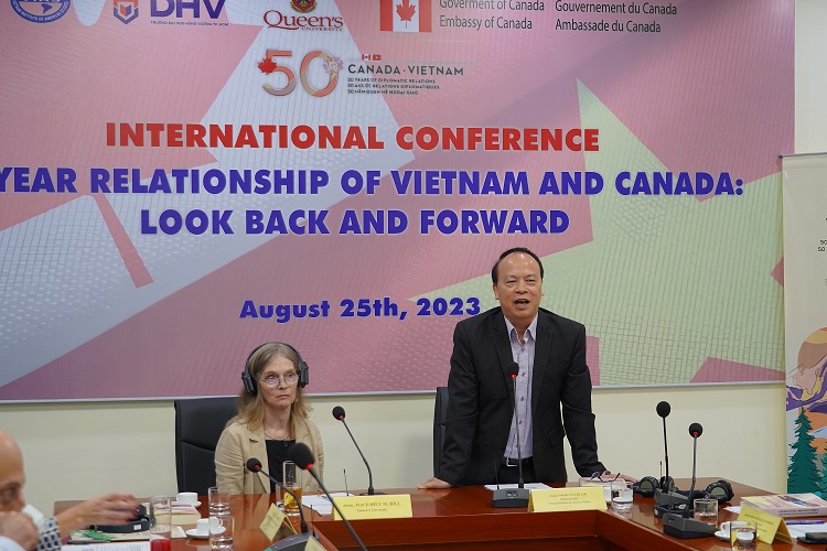 PGS.TS. Emily M. Hill, Đại học Queen’s Canada và PGS.TS. Cù Chí Lợi, VIAS chủ trì Phiên 2