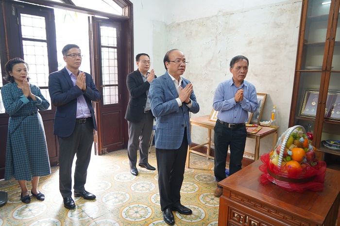 Chủ tịch Phan Chí Hiếu cùng đoàn dâng hương tưởng nhớ cố GS.VS. Nguyễn Duy Quý