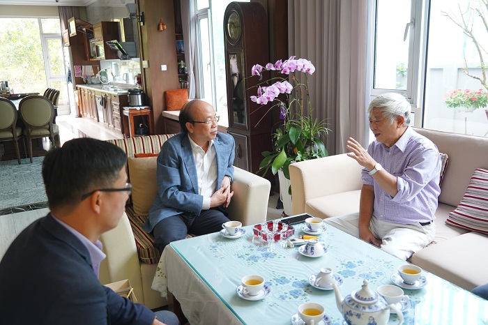 GS.TS. Đỗ Hoài Nam, nguyên Ủy viên BCH Trung ương, nguyên Phó Chủ tịch Hội đồng Lý luận Trung ương, nguyên Chủ tịch Viện Khoa học xã hội Việt Nam (nay là Viện Hàn lâm Khoa học xã hội Việt Nam) thân mật tiếp Đoàn