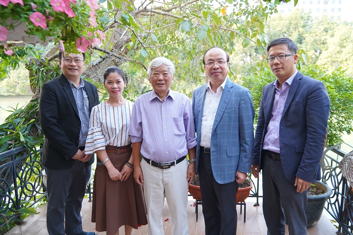 GS.TS. Đỗ Hoài Nam chụp ảnh lưu niệm cùng với Đoàn <br>tại khuôn viên gia đình <br>