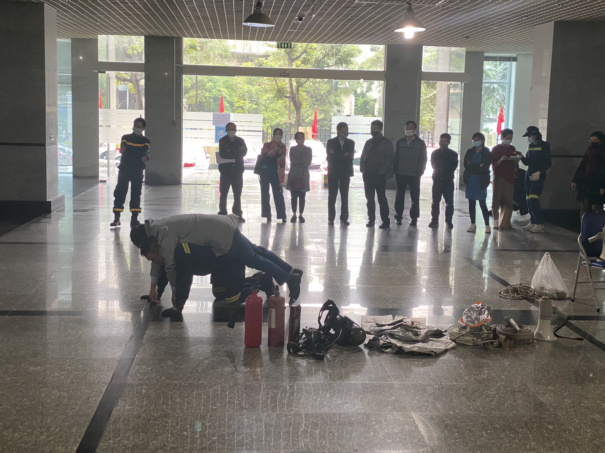 Thượng tá Trần Kim Khánh hướng dẫn thực hành PCCC và cứu nạn, cứu hộ cho cán bộ tham gia huấn luyện