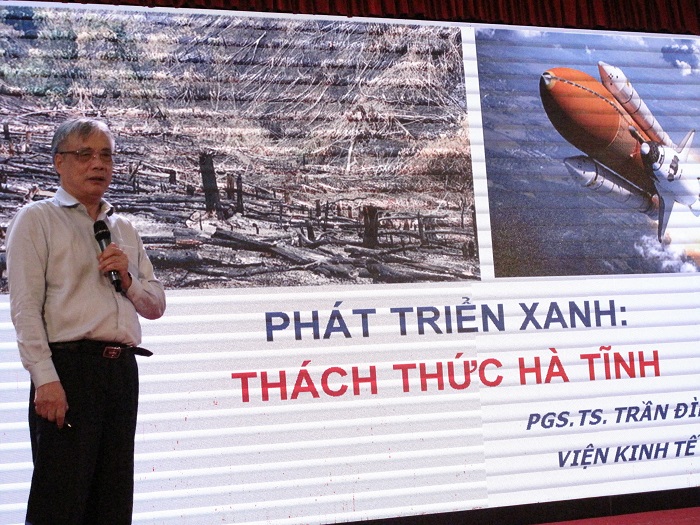 PGS.TS Trần Đình Thiên trình bày tham luận tại Hội thảo