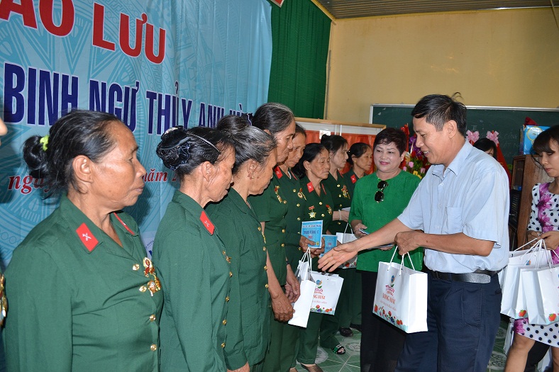 Trao quà tặng cho các nữ pháo binh<br><br>