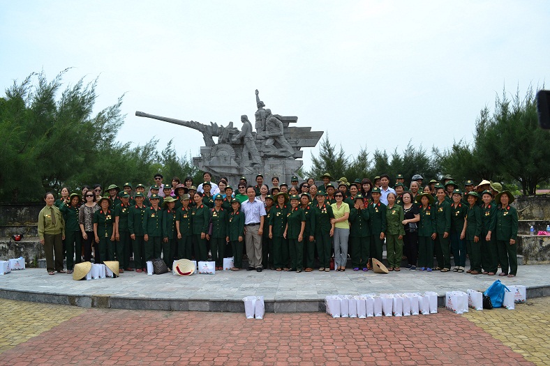 Đoàn chụp ảnh lưu niệm cùng đại đội nữ pháo binh<br> Ngư thủy anh hùng<br>
