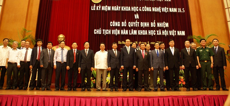 Chủ tịch Nước Trần Đại Quang chụp ảnh lưu niệm với <br>GS.TS. Nguyễn Xuân Thắng và đại biểu tham dự