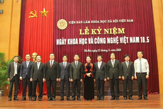 Chủ tịch Quốc hội Nguyễn Thị Kim Ngân, Phó Thủ tướng Vũ Đức Đam và các đại biểu khách tham dự chụp ảnh lưu niệm với Ban Lãnh đạo Viện Hàn lâm Khoa học xã hội Việt Nam
