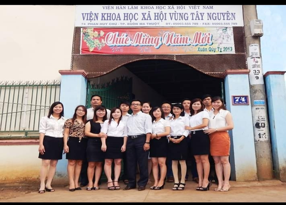 Ban Lãnh đạo cùng tập thể cán bộ trẻ Viện Khoa học xã hội vùng Tây Nguyên những ngày đầu tại thành phố Buôn Ma Thuột, Đắk Lắk 