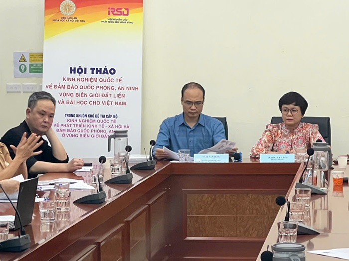 TS. Lê Văn Hùng, Phó Viện trưởng phụ trách IRSD và TS. Hà Thị Hồng Vân, Phó Viện trưởng Viện Kinh tế Việt Nam đồng chủ trì Phiên 1: “Kinh nghiệm quốc tế về quản lý biên giới đất liền”