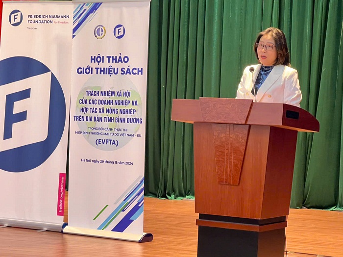 Bà Lê Thị Thu Trang, Quản lý Chương trình, Viện FNF Việt Nam phát biểu tại Hội thảo