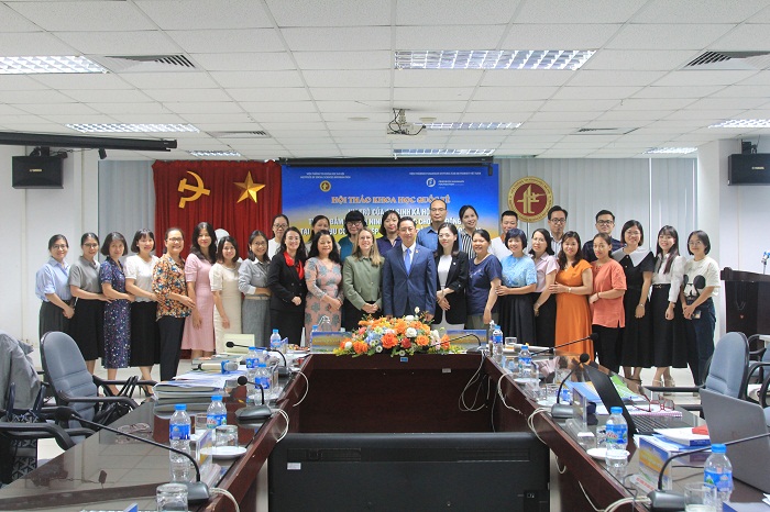 Đại biểu tham dự chụp ảnh lưu niệm tại Hội thảo