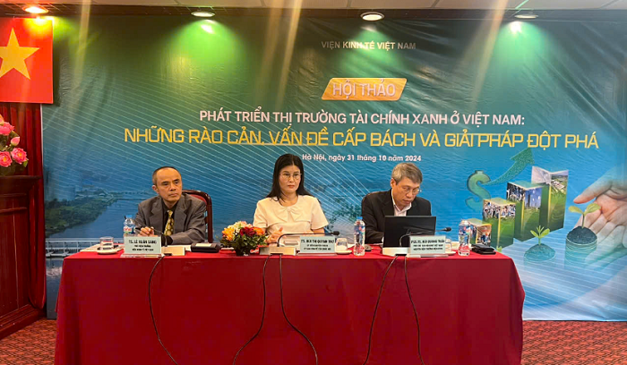 TS. Bùi Thị Quỳnh Thơ, Ủy viên chuyên trách Ủy ban Kinh tế của Quốc hội; PGS.TS. Bùi Quang Tuấn, Phó Chủ tịch Hội Kinh tế Việt Nam, nguyên Viện trưởng Viện Kinh tế Việt Nam và TS. Lê Xuân Sang, Phó Viện trưởng Viện Kinh tế Việt Nam đồng chủ trì Hội thảo