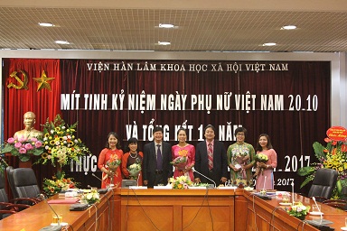 Ban Vì sự tiến bộ Phụ nữ chụp ảnh lưu niệm tại buổi lễ