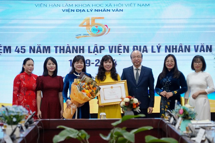 TS. Phan Chí Hiếu, Bí thư Đảng ủy, Chủ tịch Viện Hàn lâm trao tặng Bằng khen cho tập thể Viện Địa lý nhân văn đã có thành tích đóng góp cho sự nghiệp xây dựng và phát triển Viện Hàn lâm Khoa học xã hội Việt Nam