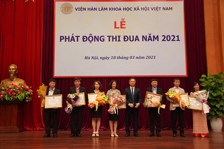 TS. Đặng Xuân Thanh trao tặng Bằng khen của Chủ tịch Viện Hàn lâm cho các tập thể có thành tích xuất sắc trong công tác năm 2020