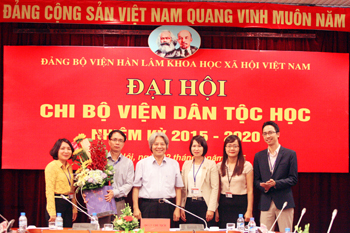 GS.TS. Võ Khánh Vinh, Phó Bí thư Đảng ủy, Phó Chủ tịch Viện Hàn lâm tặng hoa chúc mừng Chi bộ Viện Dân tộc học nhiệm kỳ 2015 – 2020 