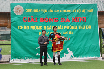 TS. Võ Xuân Vinh tặng hoa và cờ lưu niệm cho thủ môn xuất sắc