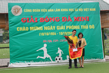 Đ/c Nguyễn Thúy Cầm tặng hoa và cờ lưu niệm cho Vua phá lưới