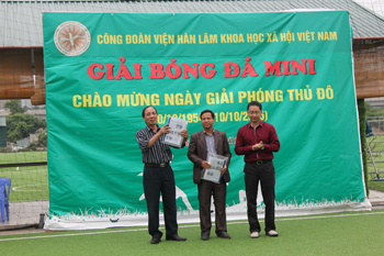 TS. Vũ Hùng Cường tặng hoa cho cộng tác viên xuất sắc nhất <br>của Giải Bóng đá