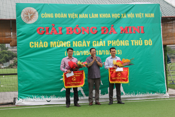 Đ/c Đặng Quang Huấn tặng hoa và cờ lưu niệm <br>cho Đội đạt Giải phong trào tốt