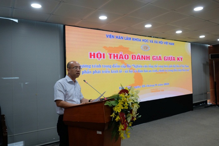 TS. Đỗ Tá Khánh, Phó Viện trưởng Viện Nghiên cứu Phát triển bền vững Vùng, Phó Chủ nhiệm Chương trình trình bày tiến độ triển khai của Chương trình