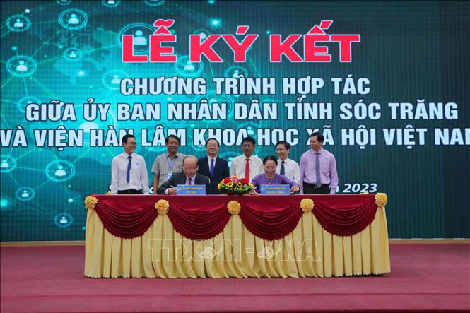 TS. Phan Chí Hiếu và Bà Huỳnh Thị Diễm Ngọc ký Chương trinh hợp tác