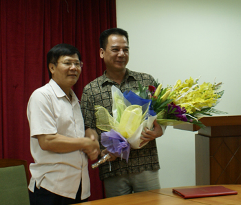 Phó Chủ tịch Viện Hàn lâm GS.TS. Nguyễn Quang Thuấn <br> trao Quyết định và tặng hoa cho TS. Đào Hoàng Tuấn