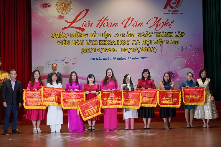 Chánh Văn phòng Đảng - Đoàn thể Lê Thị Hải Nam  và Trưởng ban Kế hoạch - Tài chính<br>Nguyễn Mạnh Quân trao giải Khuyến khích cho các đơn vị