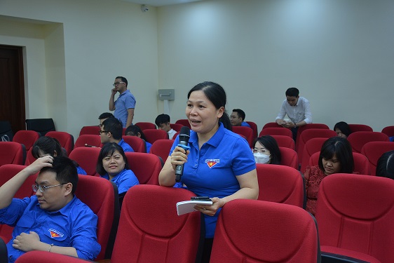 Đồng chí Phí Hồng Minh, đại diện Chi đoàn Viện Nghiên cứu Đông Bắc Á đặt câu hỏi tại Hội nghị