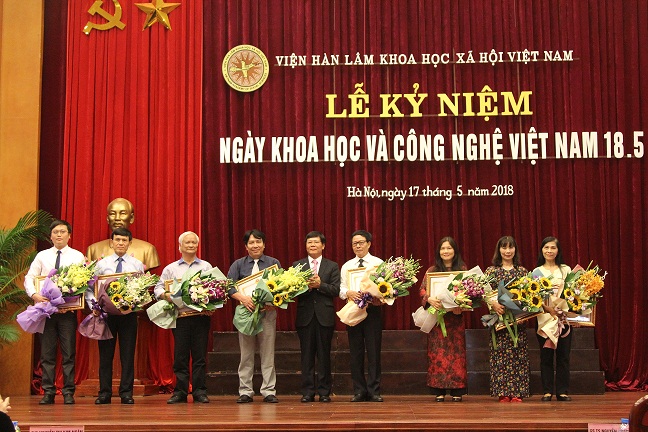 GS.TS. Nguyễn Quang Thuấn trao tặng Bằng khen cho các nhà khoa học có thành tích xuất sắc trong nghiên cứu khoa học<br>năm 2017