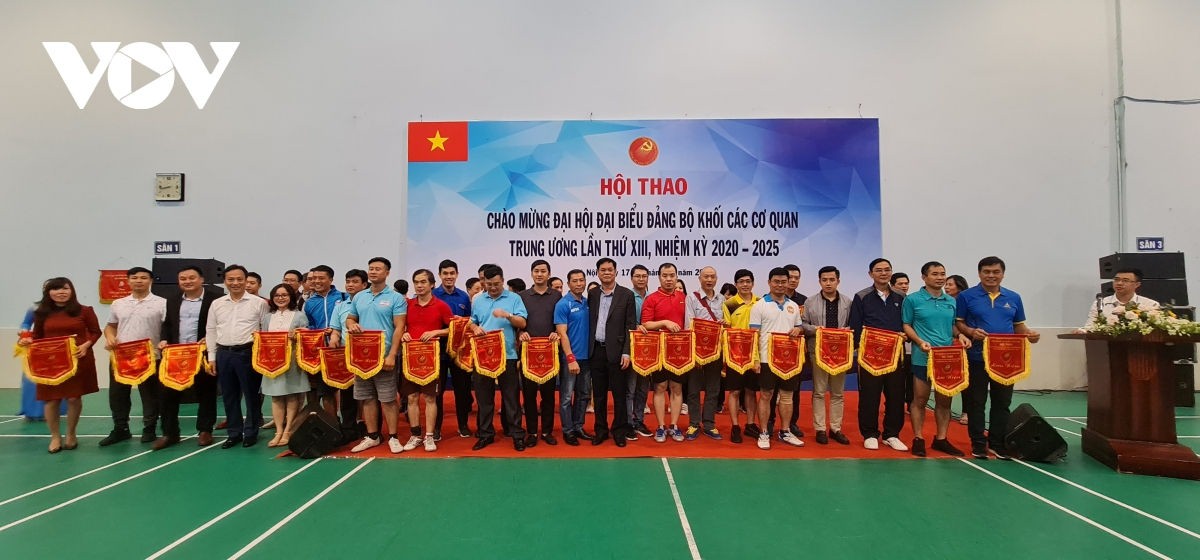 Đại diện các đoàn tham gia Hội thao nhận cờ lưu niệm