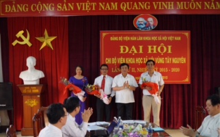 Đồng chí Nguyễn Xuân Thắng, Bí thư Đảng ủy Viện Hàn lâm chúc mừng và chụp ảnh lưu niệm với Chi ủy khóa mới