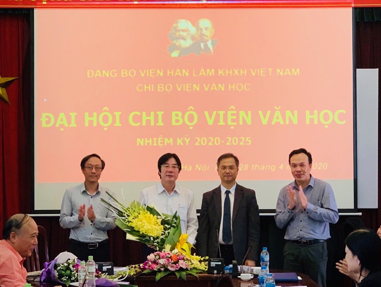 TS. Đặng Xuân Thanh chụp ảnh lưu niệm cùng với Chi ủy Viện Văn học nhiệm kỳ 2020 - 2025