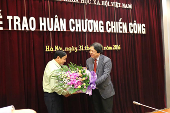 PGS.TS. Đặng Nguyên Anh Phó Chủ tịch Viện Hàn lâm trao Huân chương Chiến công và tặng hoa cho đồng chí Nguyễn Đức Minh