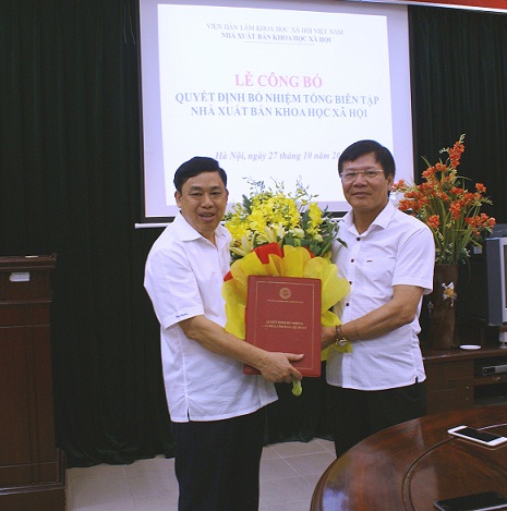 Chủ tịch Viện Hàn lâm- GS.TS. Nguyễn Quang Thuấn trao Quyết định và tặng hoa cho TS. Lê Hữu Thành tân Tổng biên tập Nhà xuất bản Khoa học xã hội