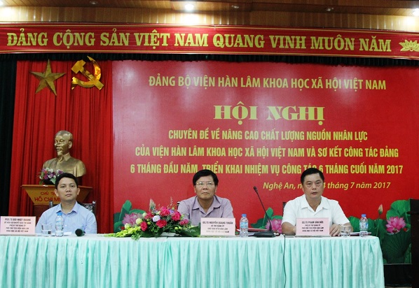 Đoàn Chủ tọa Hội nghị (từ trái qua phải), gồm: <br>PGS.TS. Bùi Nhật Quang, GS.TS. Nguyễn Quang Thuấn và <br>GS.TS. Phạm Văn Đức