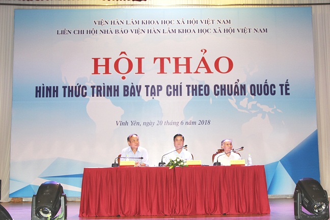 Chủ trì Hội thảo (từ trái sang phải): PGS.TS. Nguyễn Hữu Sơn, GS.TS. Phạm Văn Đức và PGS.TS. Nguyễn Ngọc Hà