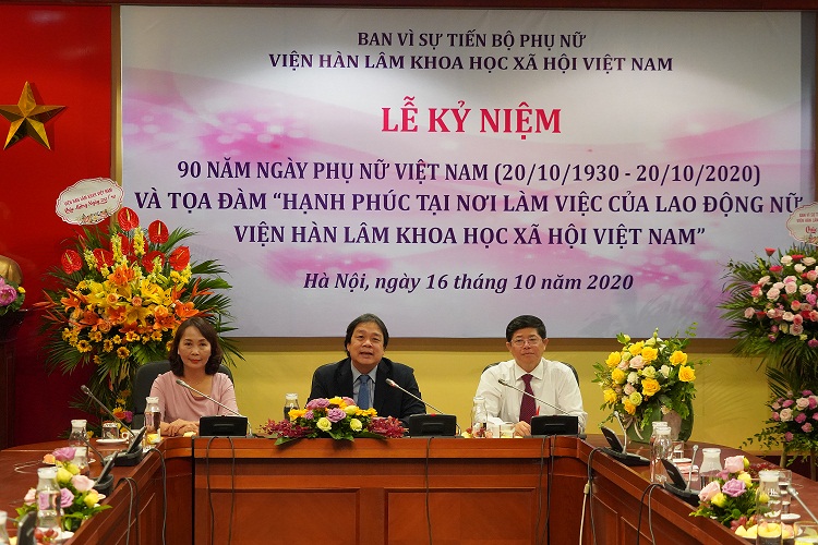 GS.TS. Đặng Nguyên Anh, GS.TS. Nguyễn Hữu Minh và PGS.TS. Lã Thị Thu Thủy chủ trì buổi lễ và Tọa đàm