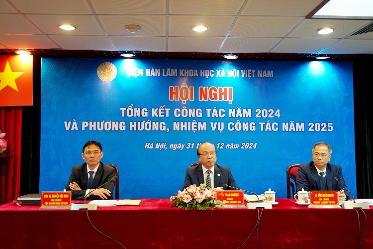 Đoàn Chủ tịch điều hành Hội nghị (từ trái sang phải): PGS.TS. Nguyễn Đức Minh, TS. Phan Chí Hiếu và TS. Đặng Xuân Thanh